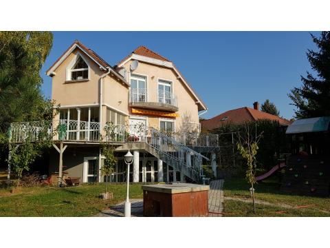 Einfamilienhaus kaufen in Biatorbágy, 1.097 m² Grundstück, 330 m² Wohnfläche, 8 Zimmer