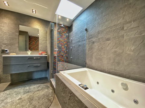 Badezimmer mit Badewanne