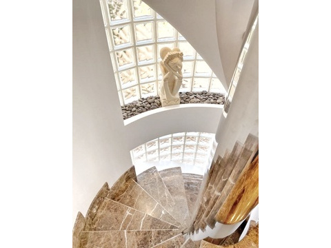 Wendeltreppe mit Lichtsensoren