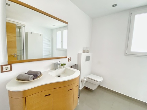 Badezimmer mit Fenster