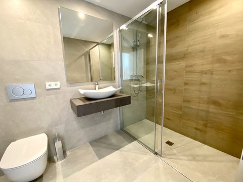 Badezimmer mit Dusche
