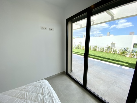 Schlafzimmer mit direktem Zugang zur Terrasse