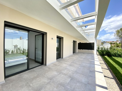 Schlafzimmer mit Terrassenzugang