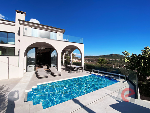 Die Poolterrasse mit Meerblick