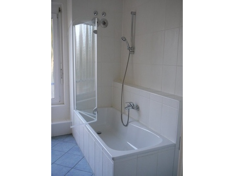 Badezimmer mit Badewanne