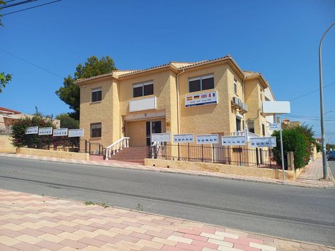 Villa kaufen in San Fulgencio, 268 m² Grundstück, 216 m² Wohnfläche, 8 Zimmer