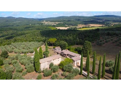 Landhaus kaufen in Siena, 8.800 m² Grundstück, 310 m² Wohnfläche, 4 Zimmer