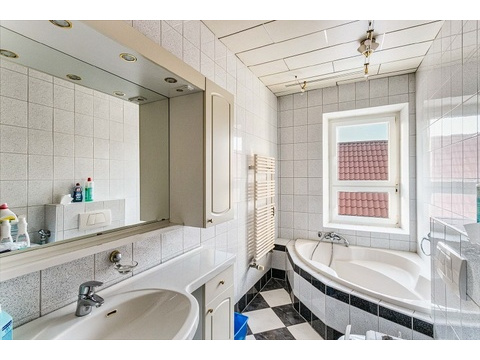 Badezimmer (1 OG, 5RWE)