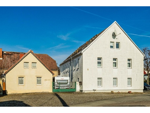 Haupthaus und Nebengebäude