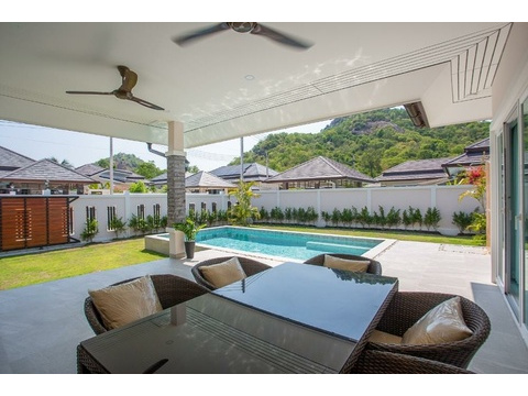 Villa kaufen in Hua Hin, 496 m² Grundstück, 222 m² Wohnfläche, 5 Zimmer
