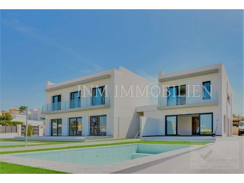 Reiheneckhaus kaufen in Algeciras, 975 m² Grundstück, 183 m² Wohnfläche, 4 Zimmer