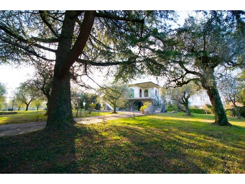 Villa mit 5.000 qm Garten