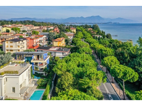 Desenzano und die Villa links