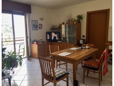 Wohnzimmer mit Balkon