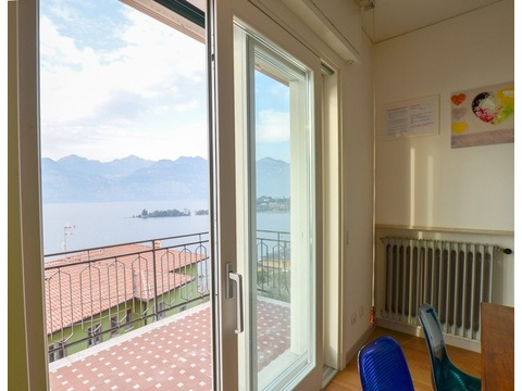 Wohnzimmer mit Seeblick