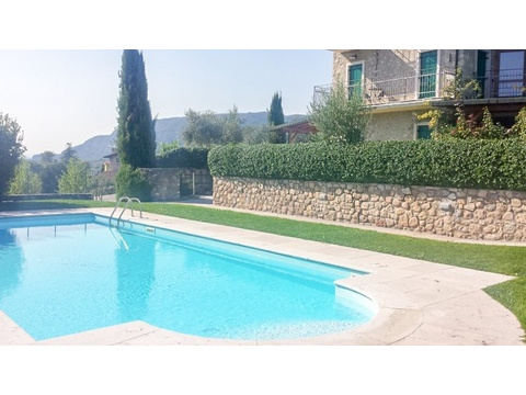 Swimmingpool mit Seeblick
