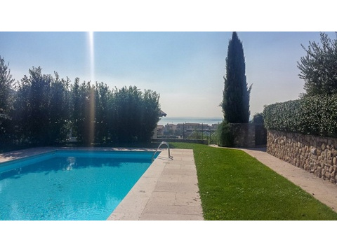 Swimmingpool mit Seeblick