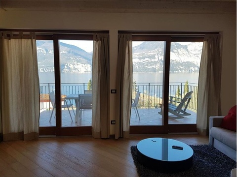 Wohnzimmer mit Seeblick