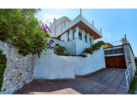 Villa mit Garage