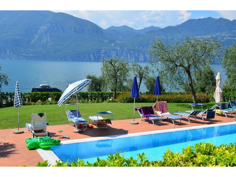 Swimmingpool mit Seeblick