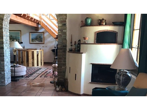Wohnzimmer mit Kamin
