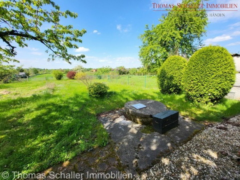 Gartenblick mit Sicht auf einen Brunnen