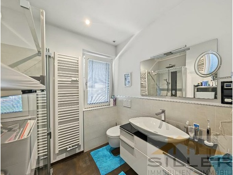 Badezimmer mit Fenster