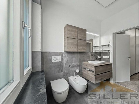 Badezimmer mit Dusche, Bidet und Fenster