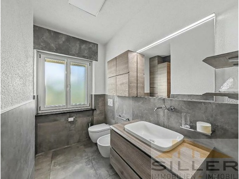 Badezimmer mit Dusche, Bidet und Fenster