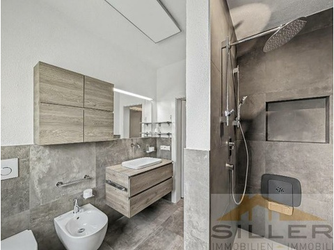 Badezimmer mit Dusche, Bidet und Fenster