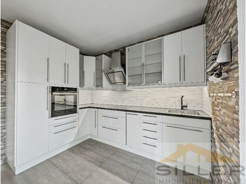 separate Küche mit Zugang zum Balkon