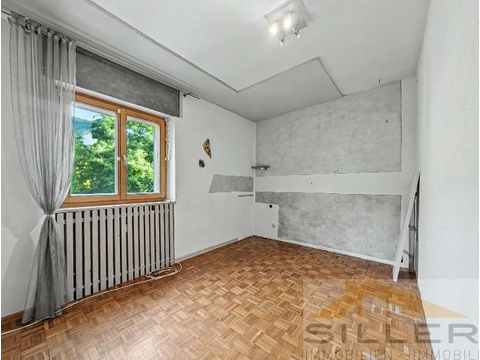 Hauptschlafzimmer mit hellem Fenster