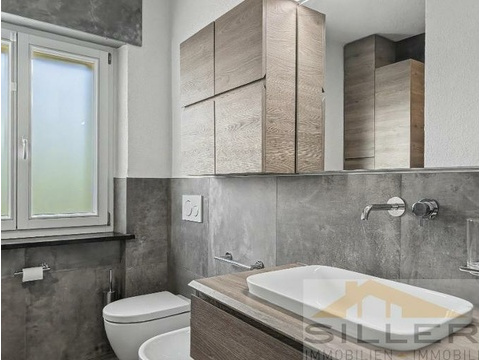 Badezimmer mit Dusche, Bidet und Fenster
