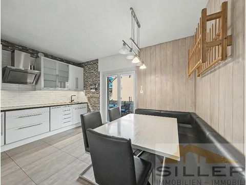 separate Küche mit Zugang zum Balkon