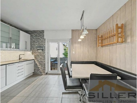 separate Küche mit Zugang zum Balkon