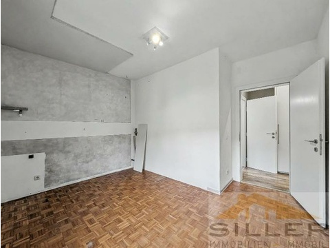 Hauptschlafzimmer mit hellem Fenster