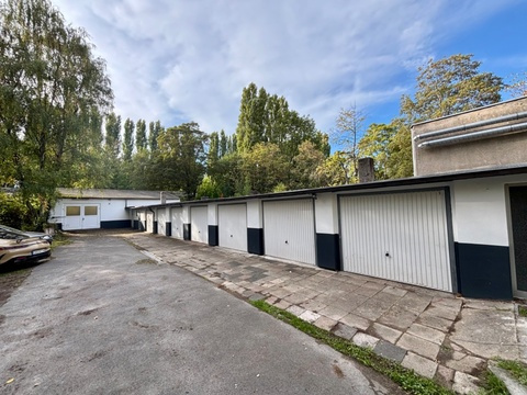7 Garagen und Lagerhalle