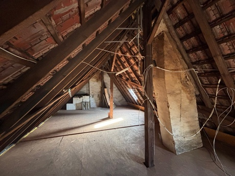 Ordentlicher Spitzboden mit Dämmung Geschossdecke