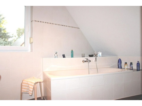 Bad mit Badewanne und Dusche