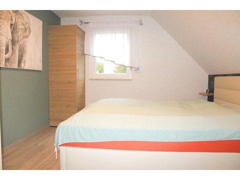 Schlafzimmer mit Ausrichtung zum Garten