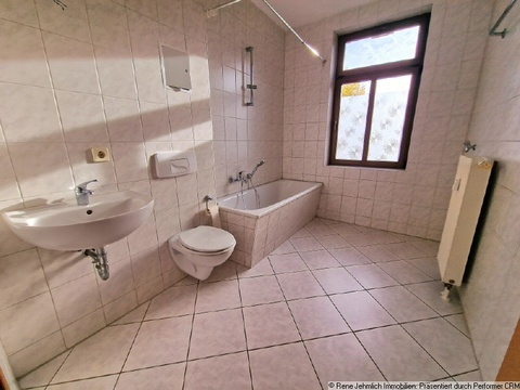 Bad mit Wanne und Fenster