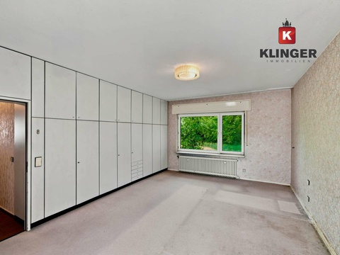 Schlafzimmer mit Einbauschränken und Zugang zum Außenbereich