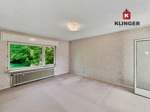 Schlafzimmer mit Einbauschränken und Zugang zum Außenbereich