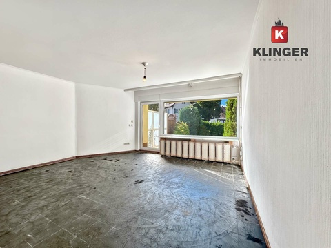 Wohnzimmer mit Zugang zur Terrasse und Garten