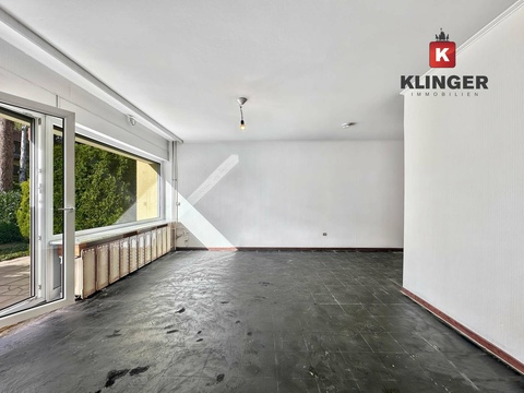 Wohnzimmer mit Zugang zur Terrasse und Garten