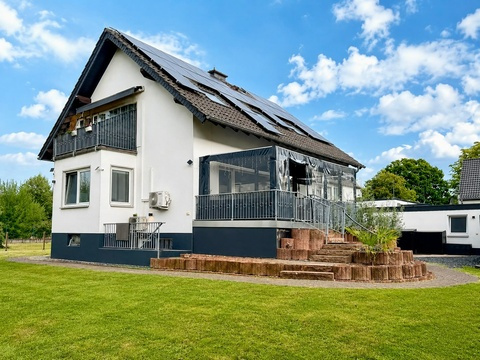 Zweifamilienhaus kaufen in Hennef (Sieg), mit Garage, mit Stellplatz, 839 m² Grundstück, 161 m² Wohnfläche, 5 Zimmer