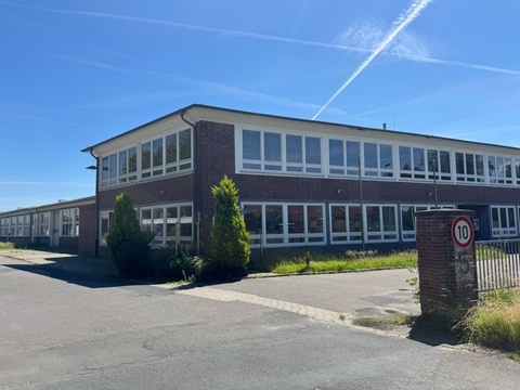 Halle mieten, pachten in Schortens, 2.800 m² Lagerfläche