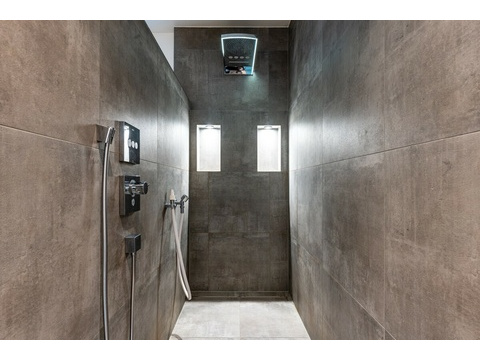 Luxuriöse Regendusche mit Wellness-Charakter