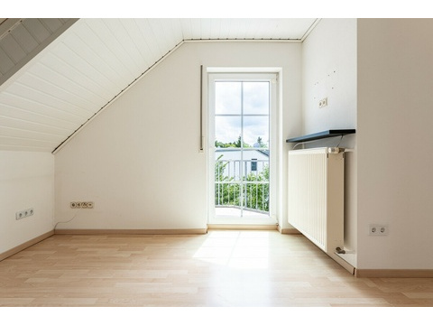 Gemütliches Schlafzimmer mit Balkon