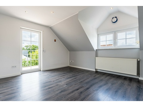 Helles Schlafzimmer mit Balkonzugang